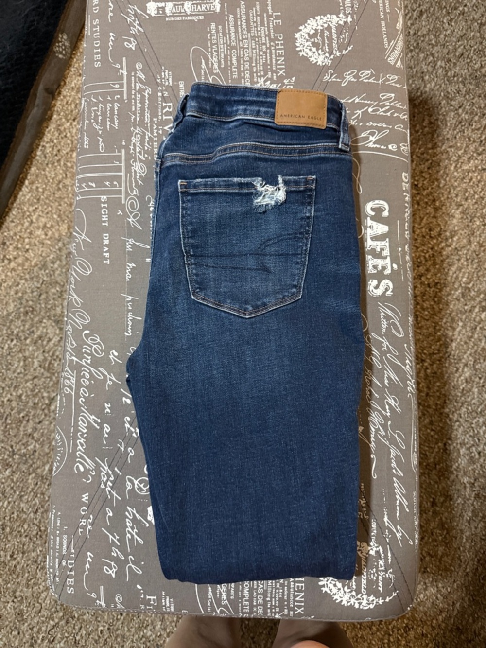 Ladies American Eagle Destructed skinny jeans
